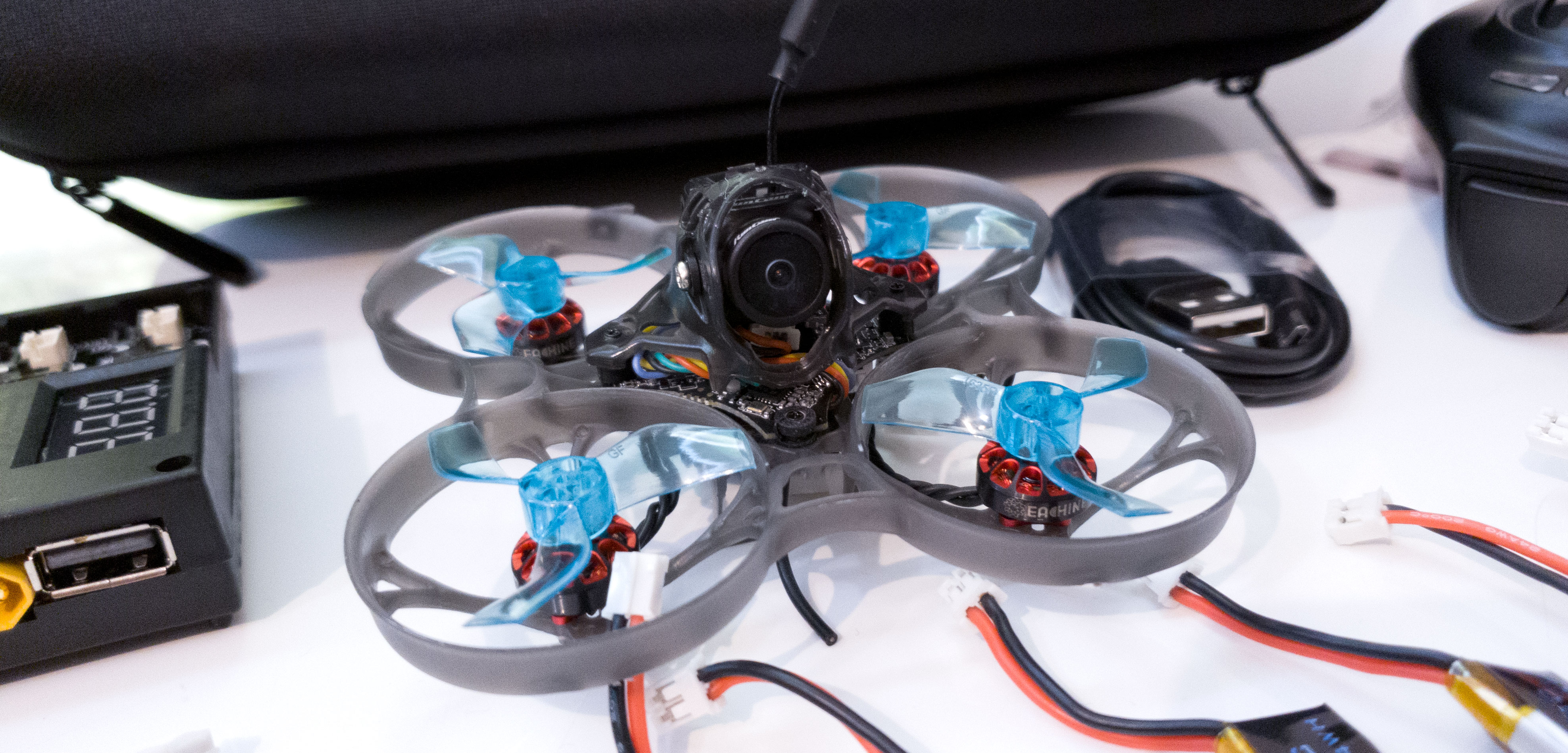 Eachine Novice-I. Tani zestaw na zimę dla każdego początkującego.
