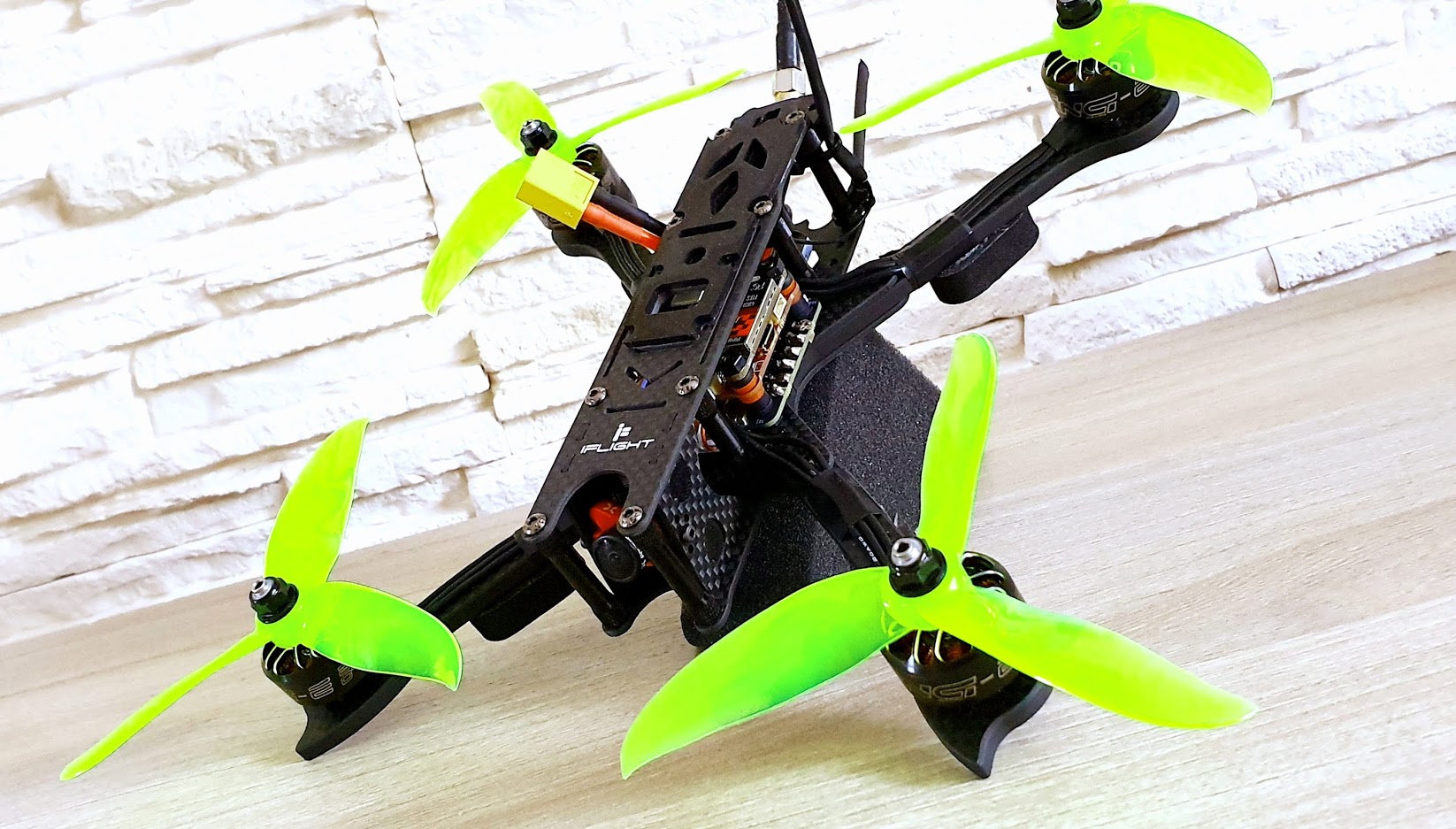 Pierwszy dron wyścigowy na ramie iFlight SL5