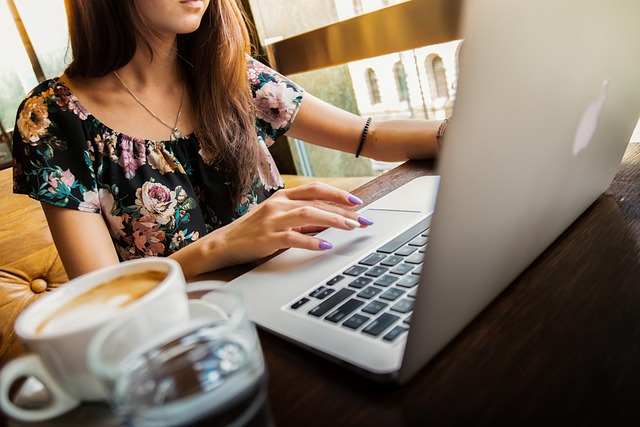 Jakie są popularne etui na MacBooka Air?