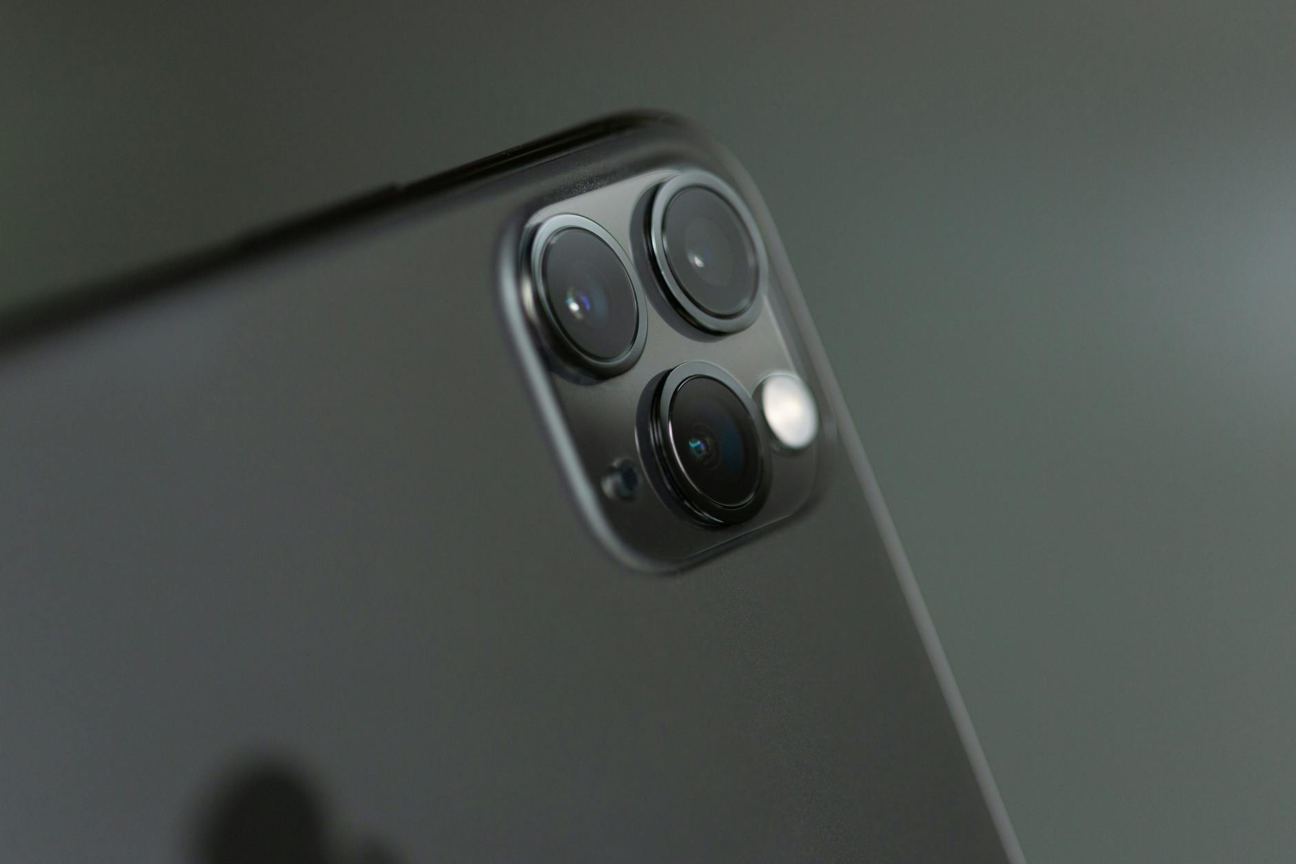 Używany iPhone 15 Pro Max: czy warto kupić go z drugiej ręki?